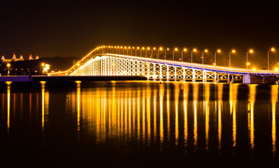 Fototapeta na wymiar Bridge w nocy