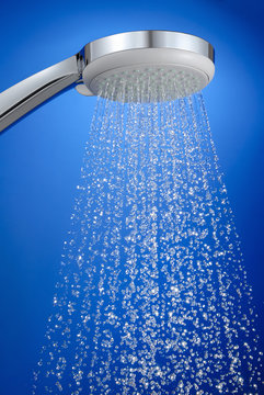 Herrlich frische Dusche, scharfe Tropfen auf blau