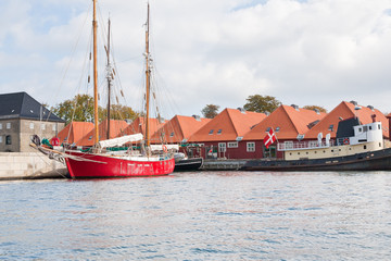 Fototapeta na wymiar new houses and living boats on canal