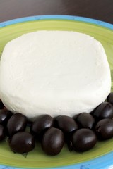 formaggetta fresca e olive nere