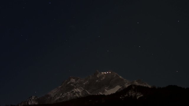 Schweizer Berg Pilatus bei Nacht Sternenzeitraffer
