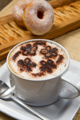 cappuccino con ciambelle e strudel