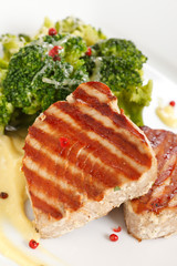 tuna steak with broccoli
