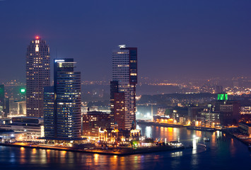 Fototapeta na wymiar Rotterdam skyline w nocy
