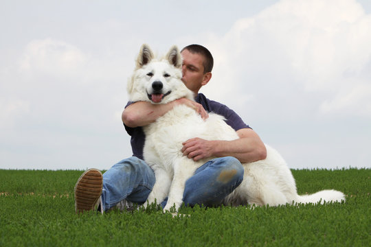 maitre embrassant son chien - berger blanc