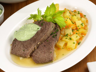 Tafelspitz mit Bouillonkartoffeln und grüner Sauce