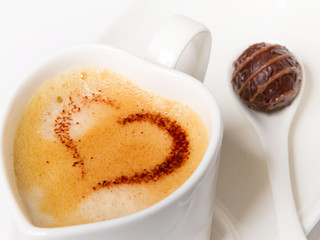 Kaffee mit Schokoherz