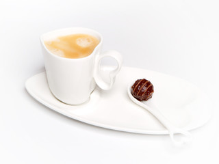 Tasse Kaffee mit Praline
