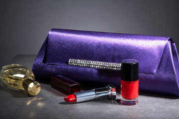Clutch Tasche mit Kosmetikartikel Nahaufnahme © www.freund-foto.de