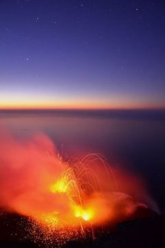 Vulkan Ausbruch mit Sternen
