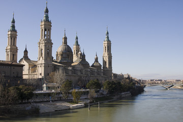 Fototapeta na wymiar Basilica del Pilar i rzeki Ebro w Saragossie
