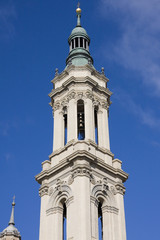 Fototapeta na wymiar dzwonnica del Pilar w Saragossie