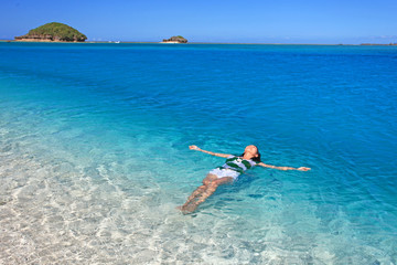 海水浴を楽しむ女性