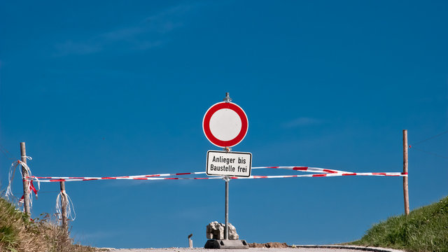Stra&szlig;ensperrung vor blauem Himmel