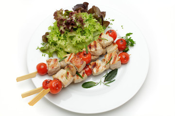 Gegrillte Fleischspieße mit Blattsalaten