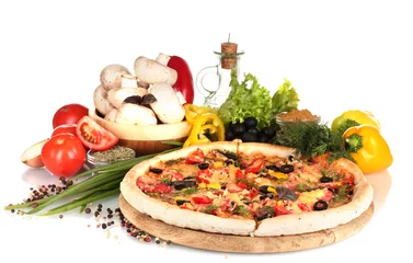Poster heerlijke pizza, groenten, kruiden en olie op wit wordt geïsoleerd © Africa Studio