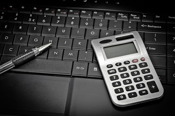 Obraz premium Keyboard and calculator with pen