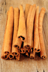 cinnamon sticks on wood background