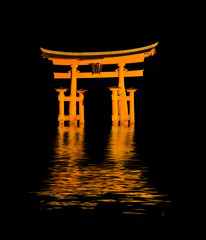 Naklejka premium torii de miyajima de nuit
