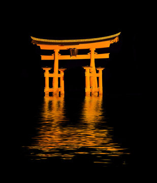 torii de miyajima de nuit