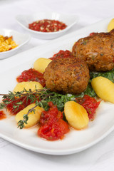 Hackbällchen mit Gnocchi