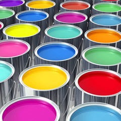 Viele offene Farbdosen mit unterschiedlichen bunten Farben