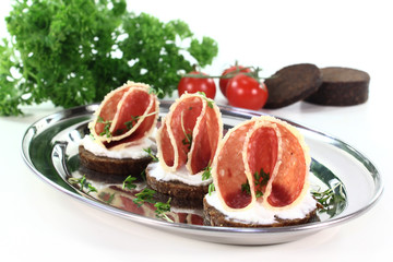 Canape mit Salami