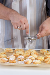 Puderzucker stäuben