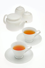ティーポットとカップと紅茶