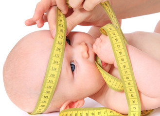 Vermessen der Kopfgröße eines Babys