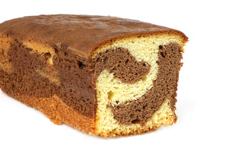gâteau marbré gros plan sur fond blanc