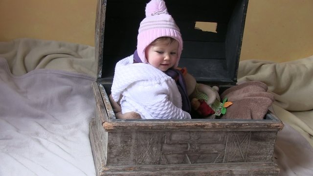 dans le coffre &agrave; jouets