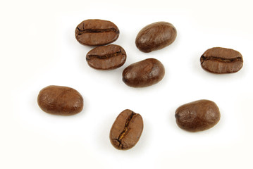 Einzelne Kaffeebohnen auf weißem Hintergrund