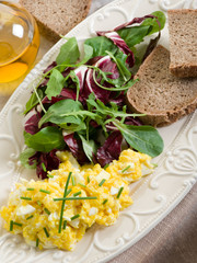 scrambled eggs with mixed salad and integral bread