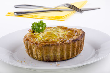 frisch zubereiteter Käse und Zwiebel Quiche mit Petersilie