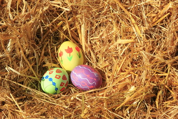 Osternest im Stroh
