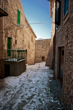 Fototapeta vicolo innevato