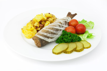 Brathering mit Zwiebelringen und Bratkartoffeln