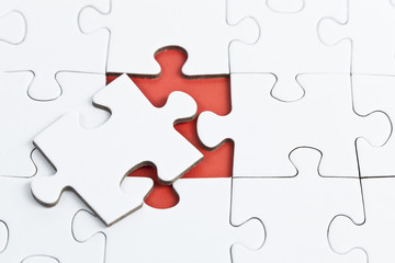 Fototapeta premium Puzzle mit roter Lücke