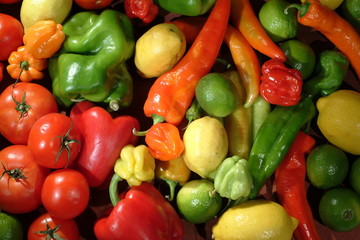 Poivrons, tomates, citrons et Piments