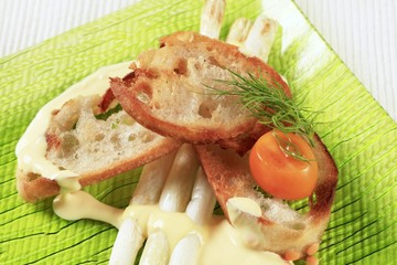 Asparagus and crispy bread