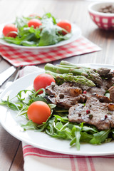 Filete de ternera con esparragos trigueros y ensalada