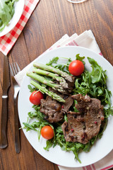 Filete de ternera con esparragos trigueros y ensalada