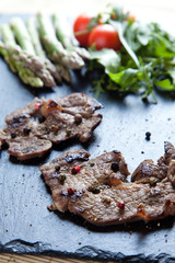 Filete de ternera con esparragos trigueros y ensalada