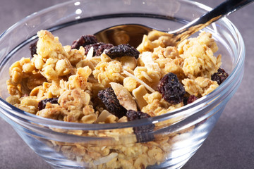 Müslie mit Früchten in Glasschale Nahaufnahme