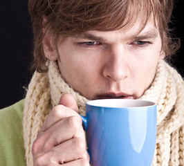 Erkältung - Mann trinkt wärmenden Tee