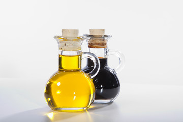 Öl und Balsamico in Glaskaraffe Nahaufnahme