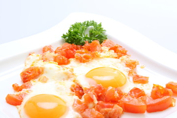 fried eggs with tomato