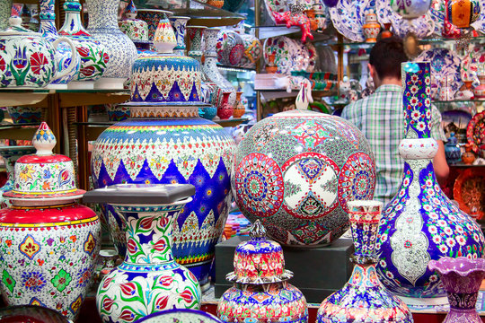 Porcelain vases, urnes and pitchers