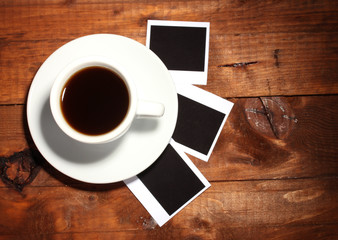 Fototapeta na wymiar Papier fotograficzny z kawy na tle drewniane
